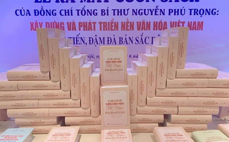 Cuốn sách "Xây dựng và phát triển nền văn hóa Việt Nam tiên tiến, đậm đà bản sắc dân tộc". Ảnh: Trần Vương
