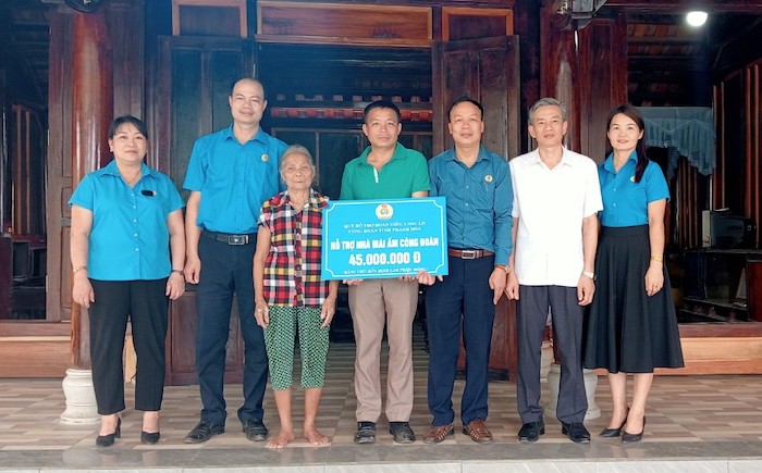 Nhu Xuan district Labor Federation supported money to build union shelters for union members in difficult circumstances in Thuong Ninh commune. Photo: Doan Luu