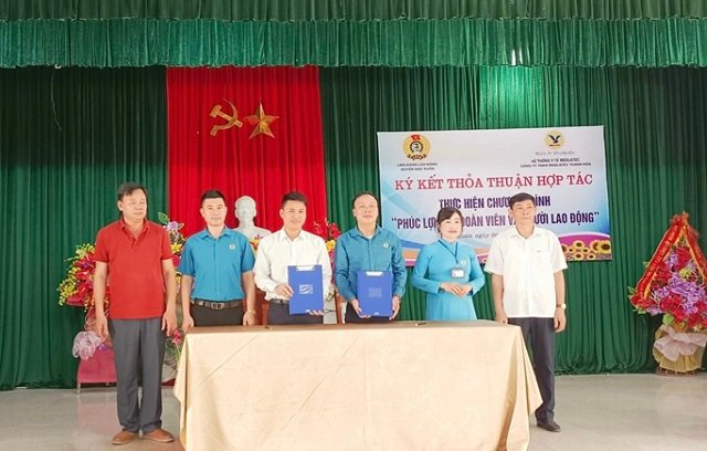 Nhu Xuan District Labor Federation coordinated with Medlatec Thanh Hoa Co., Ltd. to organize a conference to sign a cooperation agreement on the union member welfare program. Photo: Doan Luu