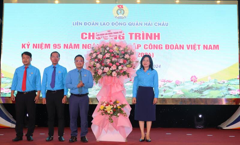 Da Nang City Labor Federation presented flowers to congratulate Hai Chau District Labor Federation. Photo: Nguyen Linh