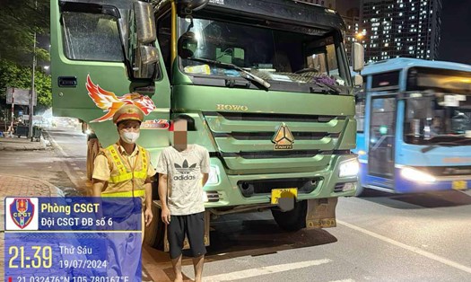 Tài xế dương tính với ma túy và chiếc xe vi phạm. Ảnh: Công an cung cấp