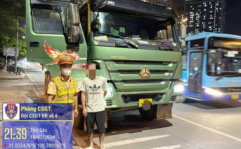 Tài xế dương tính với ma túy và chiếc xe vi phạm. Ảnh: Công an cung cấp