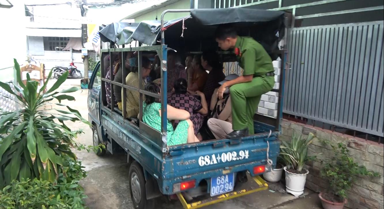 Các đối tượng đánh bạc. Ảnh: Văn Vũ