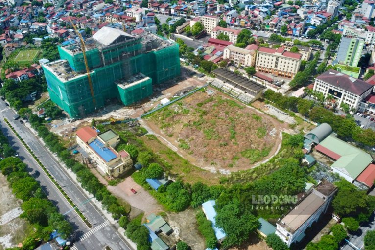 Along with the purpose of reserving land for an urban area project, a walking street in the center of Thai Nguyen city, Thai Nguyen province has spent more than 466 billion VND to relocate the stadium from Trung Vuong ward to Phuc Triu commune (Thai Nguyen city). .