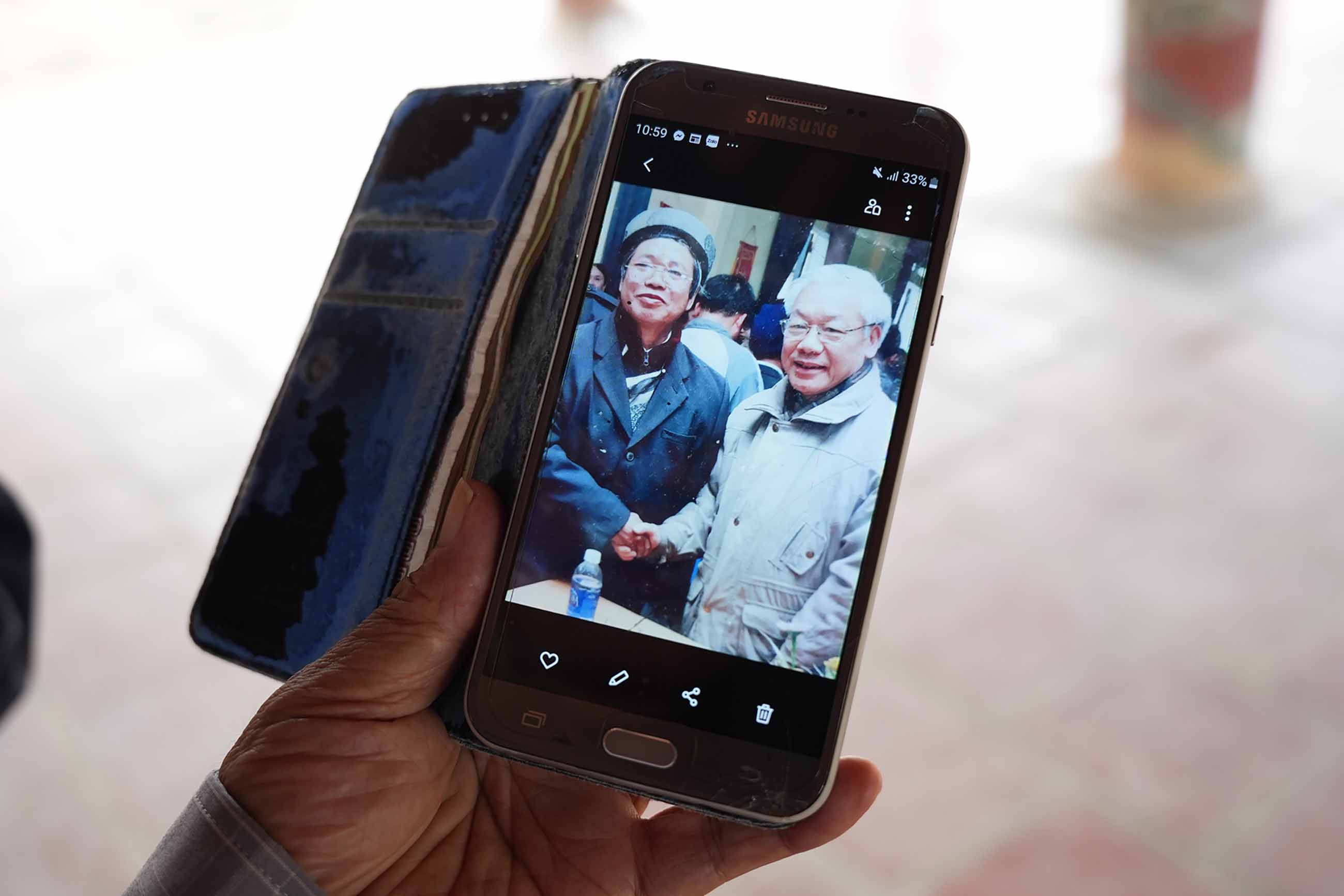 Mr. Con kept a photo taken with General Secretary Nguyen Phu Trong. Photo: Huu Chanh