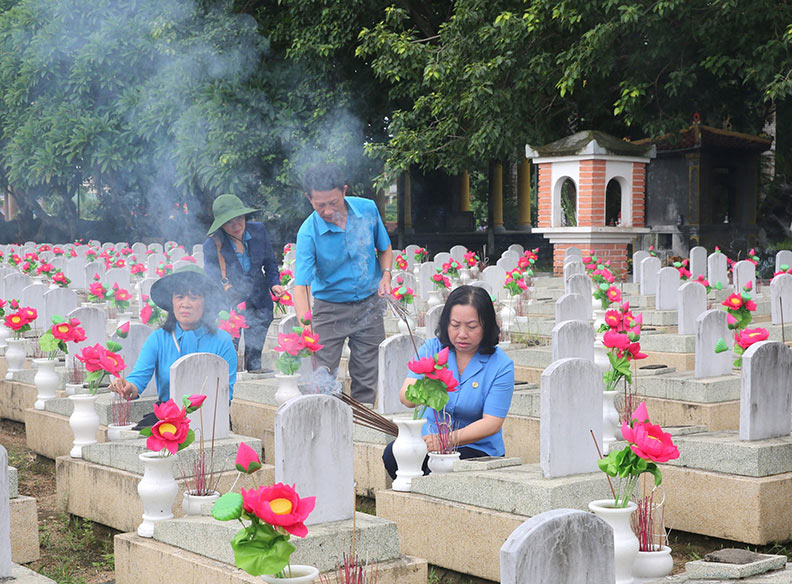 Phó Chủ tịch Tổng LĐLĐ Việt Nam Thái Thu Xương dâng hương tưởng niệm, tri ân các anh hùng liệt sỹ. Ảnh: Quang Đại