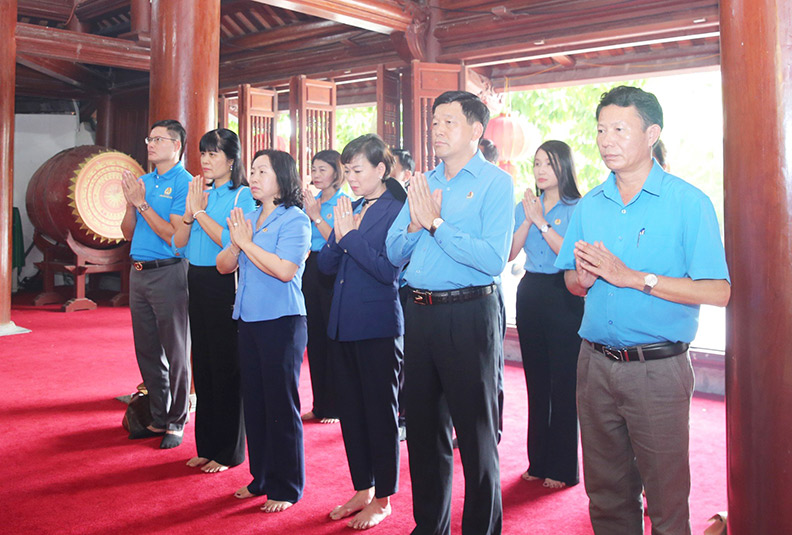 Các thành viên đoàn công tác kính cẩn tưởng niệm, tri ân các anh hùng liệt sĩ. Ảnh: Thanh Vân