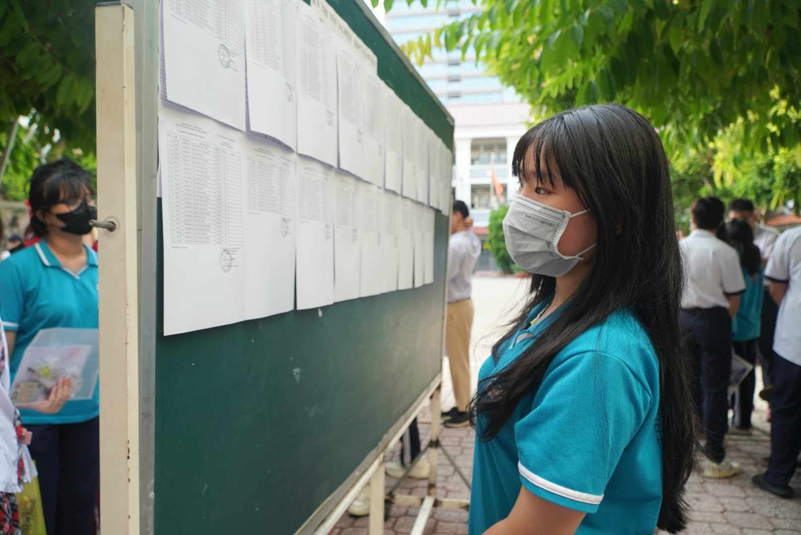 Candidates rely on the high school graduation exam score and the 2024 university admission floor score of the schools to register their admission wishes. Photo: Chan Phuc