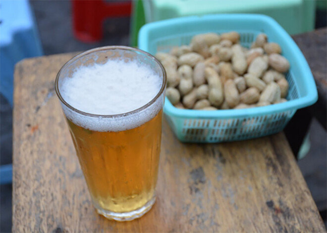 In Vietnam, even though it's cold, people still drink beer with ice. Photo: Veyond