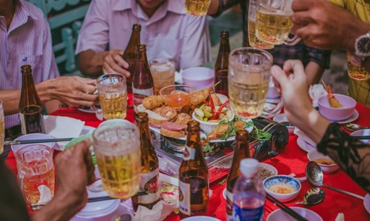 Người Việt Nam thường cho đá vào bia. Ảnh: Veyond