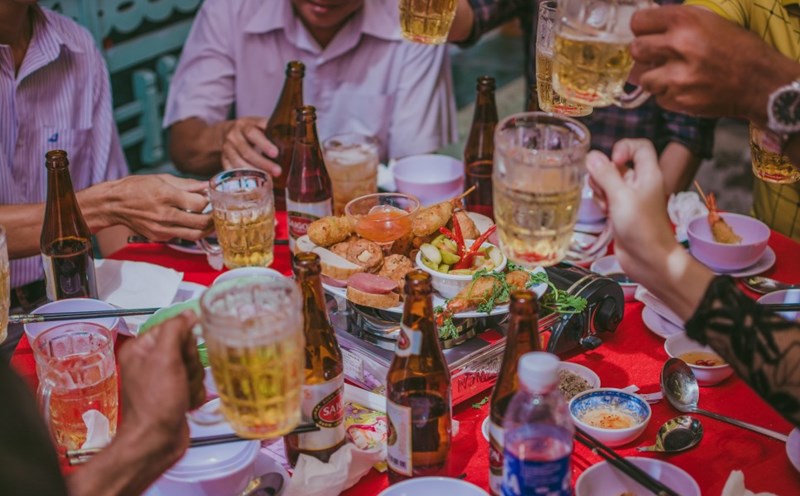 Người Việt Nam thường cho đá vào bia. Ảnh: Veyond
