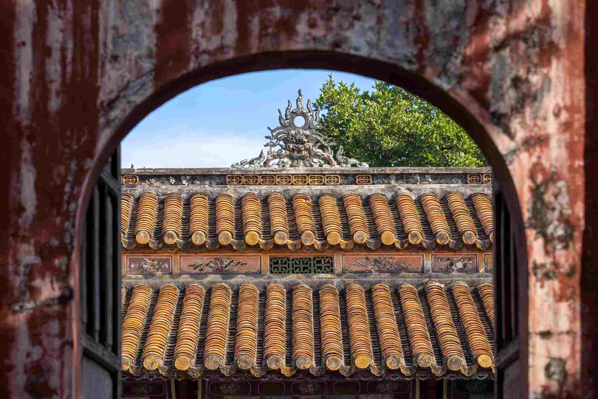 According to the Hue Monuments Conservation Center, Hung Mieu is a place to worship Mr. Nguyen Phuc Con, father of King Gia Long, built in the 3rd year of Gia Long (1804) in the southwest corner of the Imperial Citadel. Inside are the altar tablets of Hung To Hieu Khang Emperor and Empress.