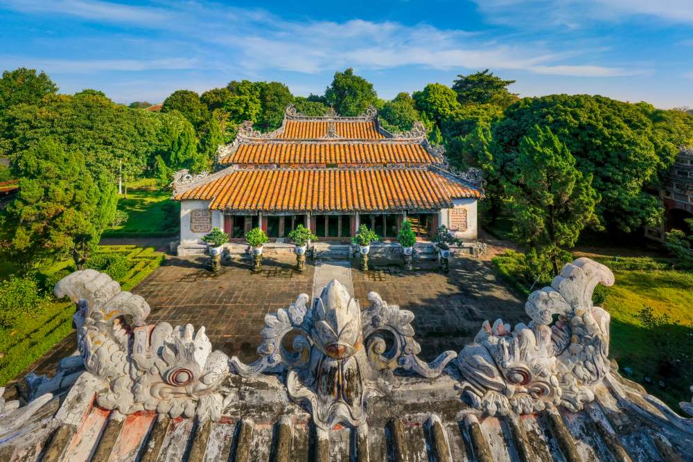 Hung Mieu was completely burned down. In 1951, Queen Mother Doan Huy Hoang (King Bao Dai's mother) rebuilt it on the old foundation of the main temple. In 1995, the building was renovated again and painted with gilded vermilion.