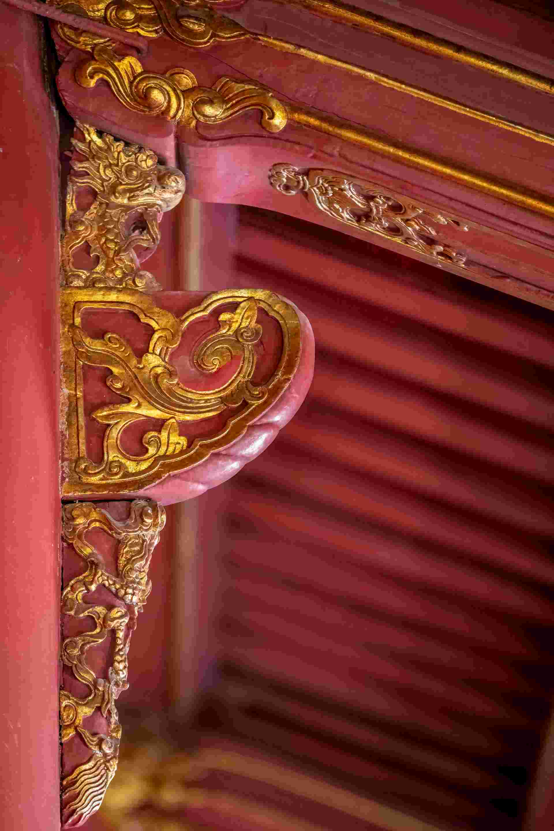 Restoring the roof edge, the decision edge, the frill neck, the roof edges, attaching porcelain, the roof is covered with yin and yang royal lapis lazuli tiles. Restoring all wooden structures with gilded lacquer...