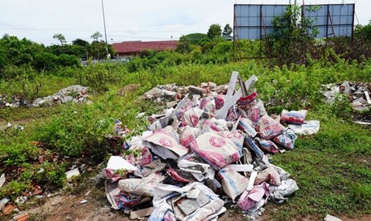 Người dân lén lút đổ chất thải trong khuôn viên dự án khu đô thị thương mại - dịch vụ Vina Universal Paradise, tỉnh Quảng Ngãi. Ảnh: Viên Nguyễn