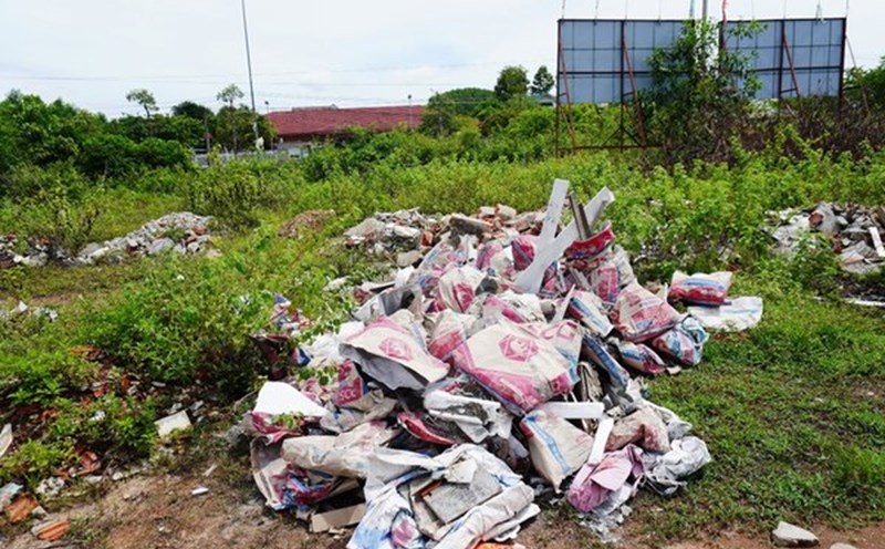 Người dân lén lút đổ chất thải trong khuôn viên dự án khu đô thị thương mại - dịch vụ Vina Universal Paradise, tỉnh Quảng Ngãi. Ảnh: Viên Nguyễn