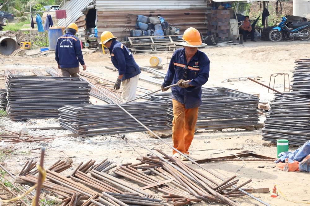 Dự án đang gặp khó do chủ đầu tư bàn giao mặt bằng chưa liên tục. Ảnh: Tạ Quang