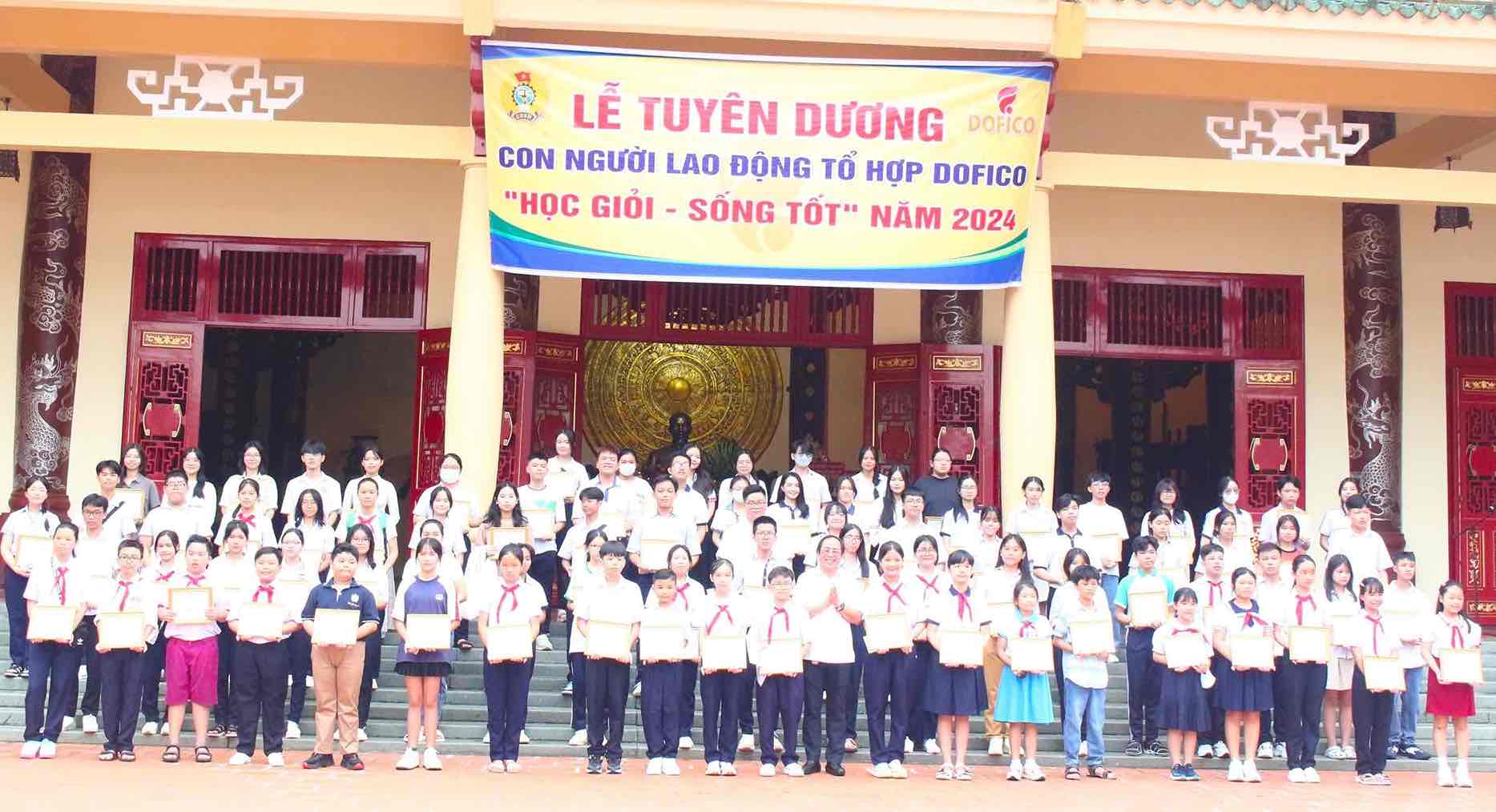 120 học sinh, sinh viên là con của người lao động Dofico được tuyên dương học giỏi sống tốt. Ảnh: HAC