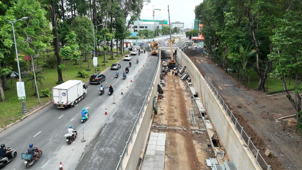 Tại công trường, đoạn hầm hở phía công viên Hoàng Văn Thụ đã gần như hoàn thiện