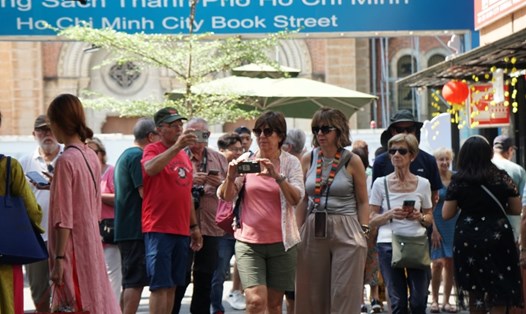 Khách quốc tế tham quan TPHCM. Ảnh: Thanh Chân