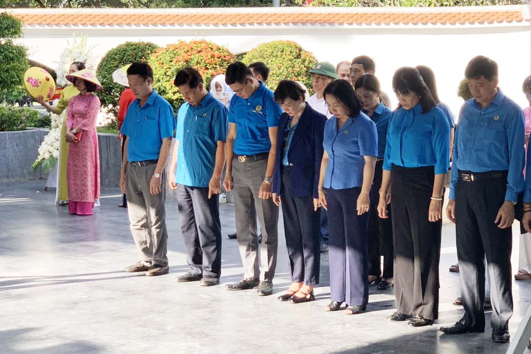 The group respectfully offered incense and flowers at the grave site of 10 female Youth Volunteers at Dong Loc Junction. Photo: Tran Tuan.