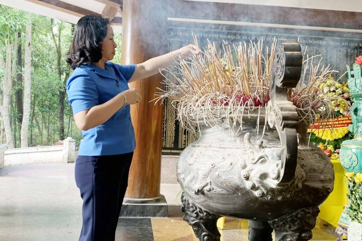 Ms. Thai Thu Xuong - Permanent Vice President of the Vietnam General Confederation of Labor offered incense at the National Youth Volunteer Martyrs' Memorial Stele. Photo: Tran Tuan.