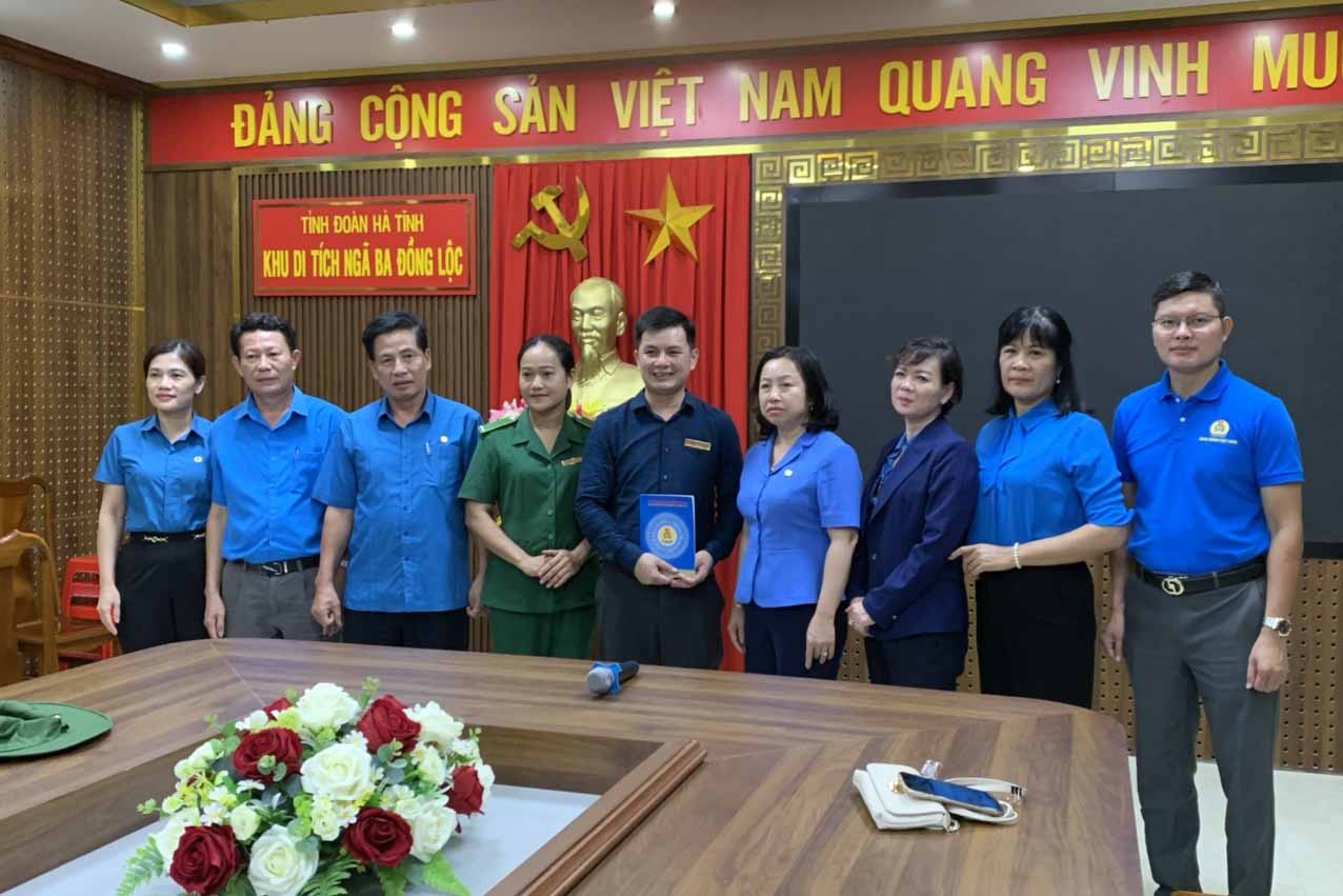 The delegation presented gifts to the Management Board of the Dong Loc Junction Special National Historical Relic Area. Photo: Tran Tuan.