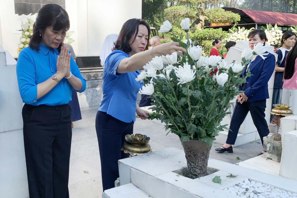 Bà Thái Thu Xương - Phó Chủ tịch Thường trực Tổng Liên đoàn Lao động Việt Nam (thứ 2 từ trái qua) dâng hương tại các phần mộ của 10 nữ Thanh niên xung phong Ngã ba Đồng Lộc. Ảnh: Trần Tuấn.