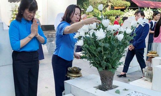 Bà Thái Thu Xương - Phó Chủ tịch Thường trực Tổng Liên đoàn Lao động Việt Nam (thứ 2 từ trái qua) dâng hương tại các phần mộ của 10 nữ Thanh niên xung phong Ngã ba Đồng Lộc. Ảnh: Trần Tuấn.