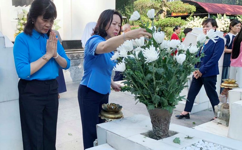 Bà Thái Thu Xương - Phó Chủ tịch Thường trực Tổng Liên đoàn Lao động Việt Nam (thứ 2 từ trái qua) dâng hương tại các phần mộ của 10 nữ Thanh niên xung phong Ngã ba Đồng Lộc. Ảnh: Trần Tuấn.