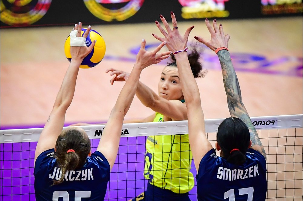 2 đội tuyển bóng chuyền nữ Brazil (vàng) và Ba Lan được đánh giá rất cao tại Olympic 2024. Ảnh: Volleyball World