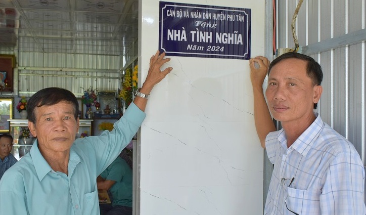 Giving a house of gratitude to a family with contributions to the revolution in Phu Tan district, Ca Mau province. Photo: Nhat Ho