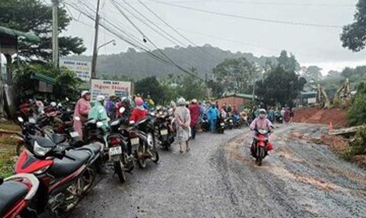Lực lượng chức năng huyện Đam Rông đang xử lý hiện trường vụ sạt lở. Ảnh: Người dân cung cấp