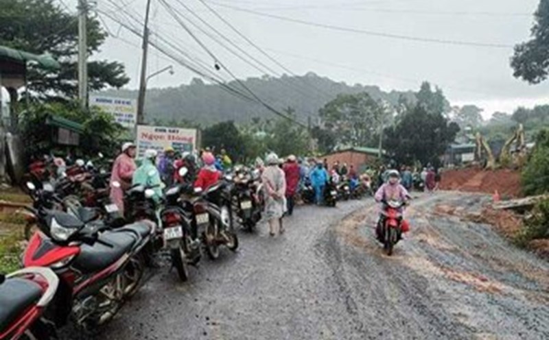 Lực lượng chức năng huyện Đam Rông đang xử lý hiện trường vụ sạt lở. Ảnh: Người dân cung cấp