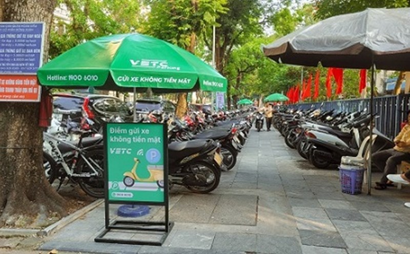 Một điểm trông giữ xe không dùng tiền mặt tại quận Hoàn Kiếm, Hà Nội. Ảnh: Minh Hạnh