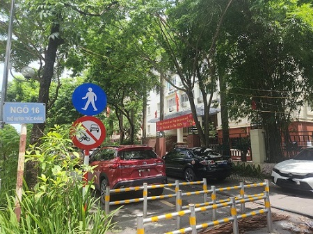 Xe ôtô trên vỉa hè đường Huỳnh Thúc Kháng, Đống Đa, Hà Nội. Ảnh: Minh Hạnh