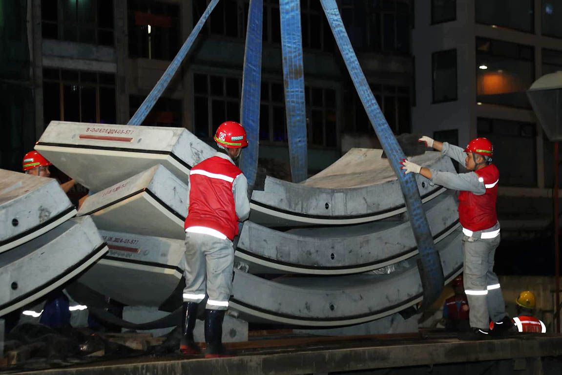 The tunnel shell began to be transferred from the manufacturing plant to the underground station in Hanoi. Photo: Century