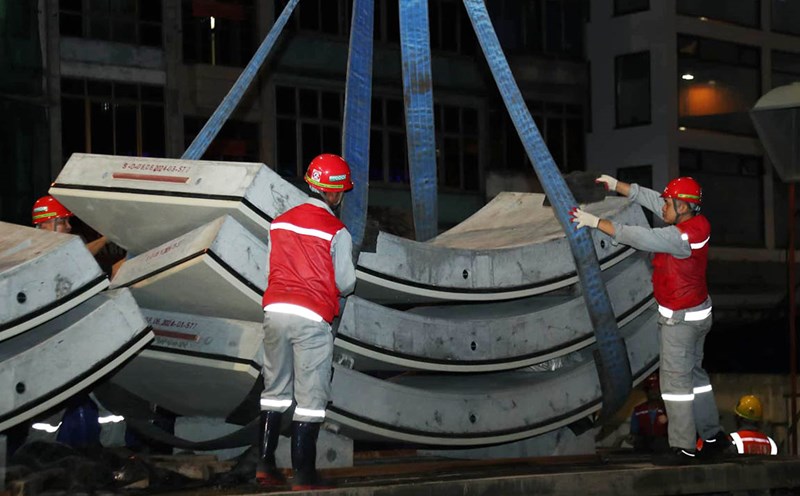 Vỏ hầm metro Nhổn - ga Hà Nội bắt đầu được chuyển từ nhà máy sản xuất về ga ngầm ở Hà Nội. Ảnh: Thế Kỷ