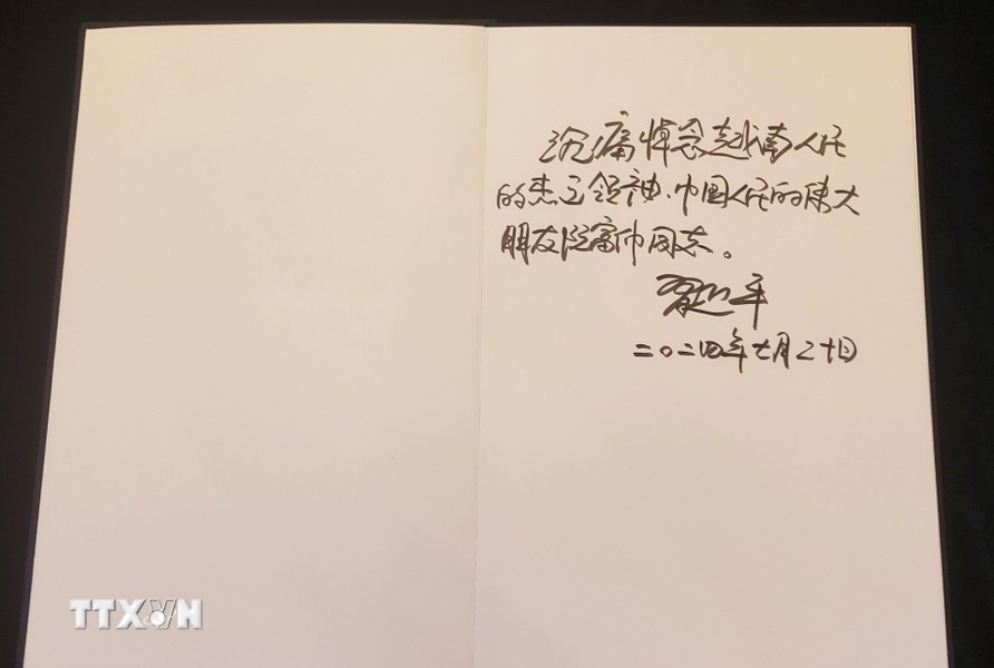 Sau lễ viếng, Tổng Bí thư, Chủ tịch Trung Quốc Tập Cận Bình ghi sổ tang tưởng nhớ Tổng Bí thư Nguyễn Phú Trọng. Ảnh: TTXVN