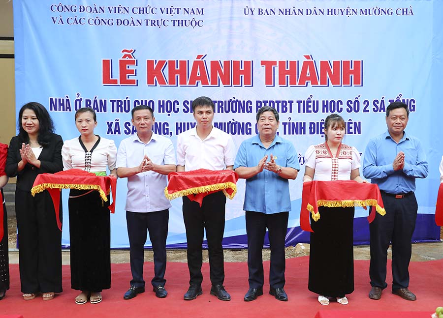Đại diện Công đoàn Viên chức Việt Nam và UBND huyện Mường Chà, tỉnh Điện Biên cắt băng khánh thành nhà ở bán trú. Ảnh: Thanh Bình