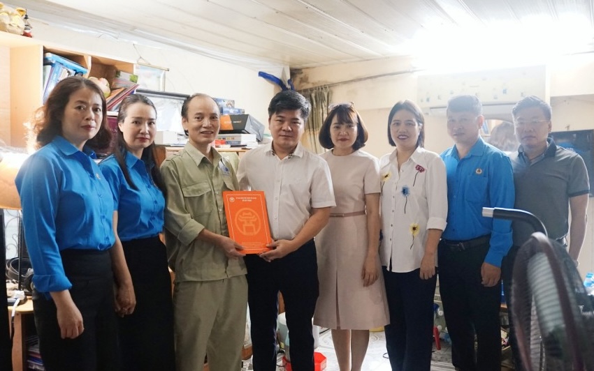Trao hỗ trợ Mái ấm Công đoàn cho anh Đoàn Văn Tiến (thứ 3, từ trái sang). Ảnh: CĐN