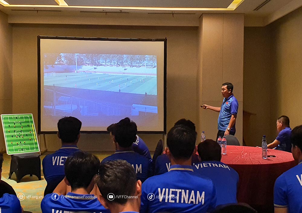 U19 Vietnam meets to analyze opponents and develop strategies for the match with U19 Australia. Photo: VFF