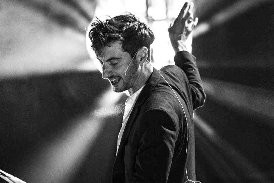 Đạo diễn cho các sự kiện khai mạc, bế mạc Olympic 2024 là Thomas Jolly, mới 42 tuổi. Ảnh: X/@Thomajolly