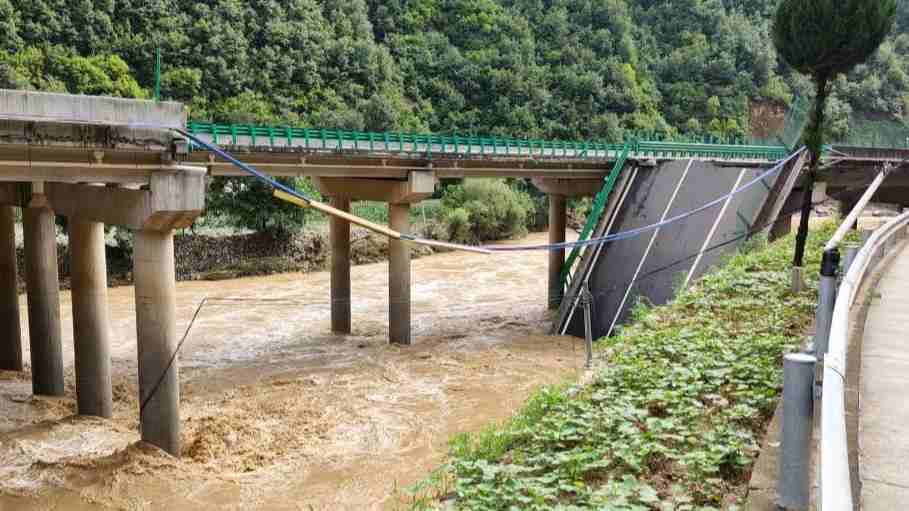 Image of a collapsed bridge. Photo: Xinhua