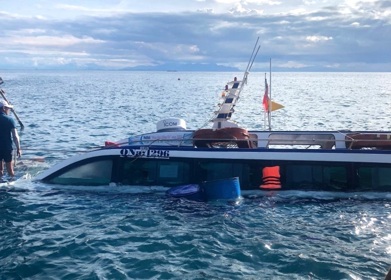 A cruise ship carrying 23 people sank on Cu Lao Cham island on July 20. Photos provided by residents.