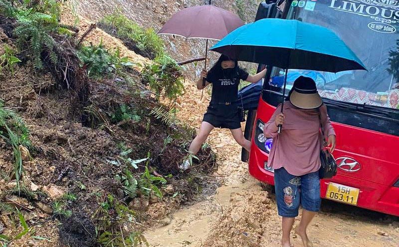 Guests stranded in Ha Giang because of heavy floods and serious road landslides in June 2024. Photo: Ly Hien