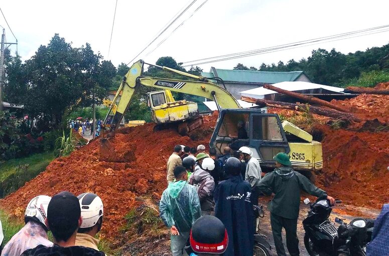 Lam Dong Provincial People's Committee requested to evaluate and specifically determine the cause of the landslide incident in Dam Rong district. Photo: Provided by people