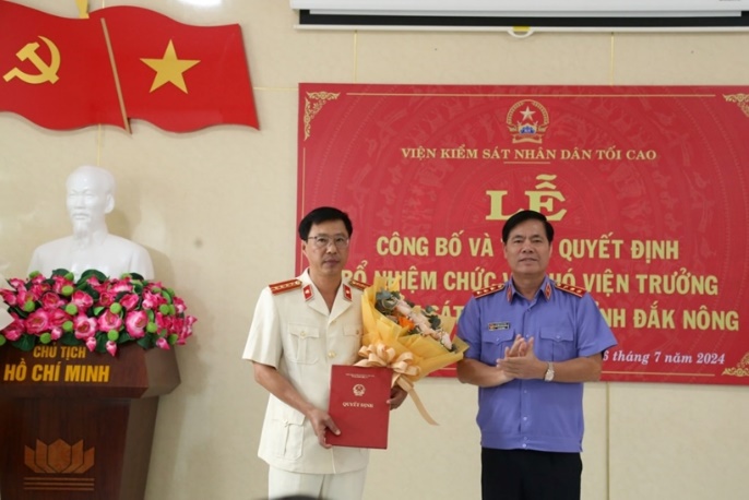 Ông Nguyễn Quang Dũng, Phó Viện trưởng Viện KSND Tối cao trao quyết định bổ nhiệm chức vụ cho ông Lại Hồng Khanh,
tân Phó Viện trưởng Viện KSND tỉnh Đắk Nông. Ảnh: Viện KSND tối cao