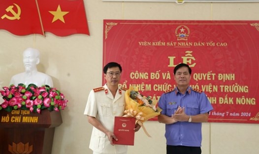 Ông Nguyễn Quang Dũng, Phó Viện trưởng Viện KSND Tối cao trao quyết định bổ nhiệm chức vụ cho ông Lại Hồng Khanh,
tân Phó Viện trưởng Viện KSND tỉnh Đắk Nông. Ảnh: Viện KSND tối cao