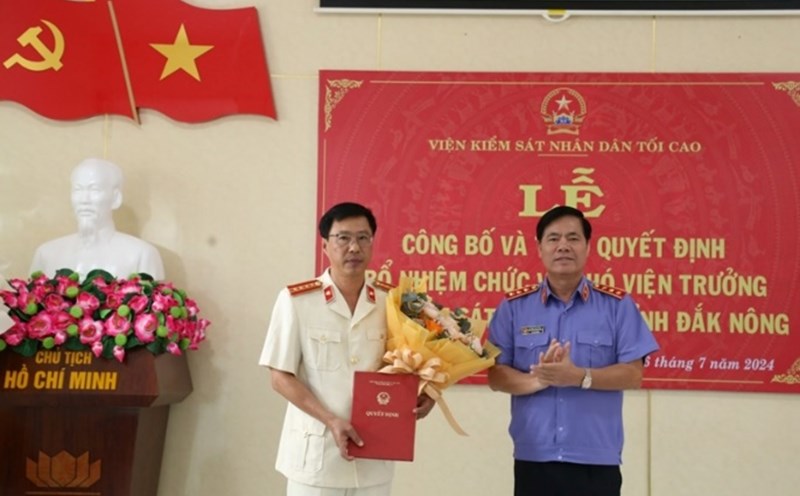 Ông Nguyễn Quang Dũng, Phó Viện trưởng Viện KSND Tối cao trao quyết định bổ nhiệm chức vụ cho ông Lại Hồng Khanh,
tân Phó Viện trưởng Viện KSND tỉnh Đắk Nông. Ảnh: Viện KSND tối cao